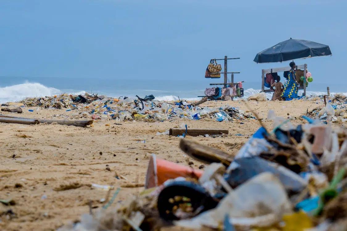 como el plastico afecta el turismo - Cómo afecta el uso del plástico