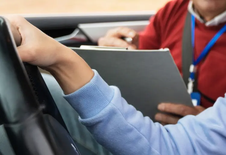 Cristales Tintados para Coches: Guía Completa de Instalación, Normativa y Multas - Cómo llevar la L si tengo los cristales tintados puede instalar en su turismo vidrios tintados o coloreados - Cómo llevar la L si tengo los cristales tintados