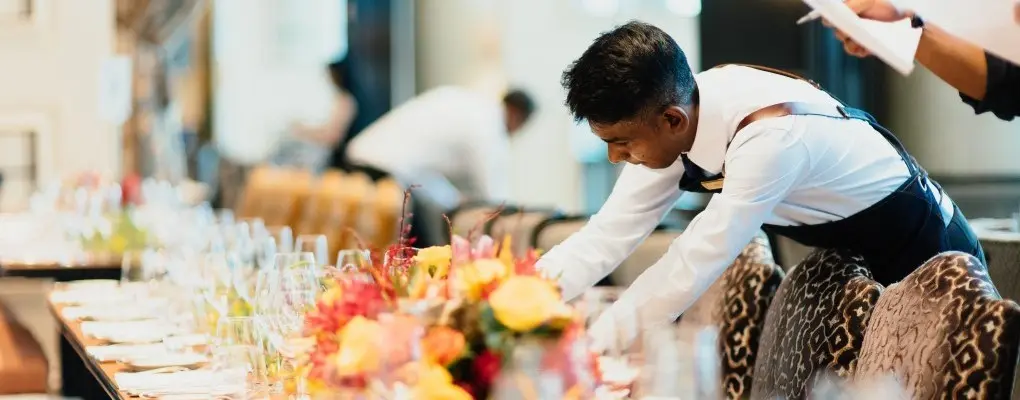 extructura del personal de restaurante y turismo - Cómo se divide el trabajo en un restaurante