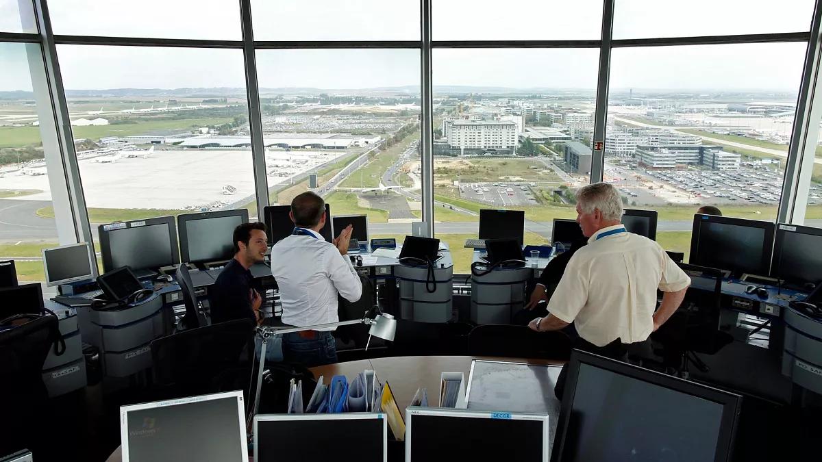 turismo y el control de transito aereo - Cómo se llama la persona que controla el tráfico aéreo