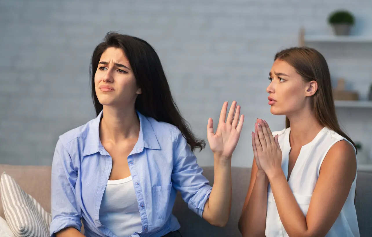 Indiferencia: análisis psicológico y cómo afecta nuestras relaciones - Cómo tratar a alguien que te trata con indiferencia como es la indiferencia de ir a premiun o turismo - Cómo tratar a alguien que te trata con indiferencia