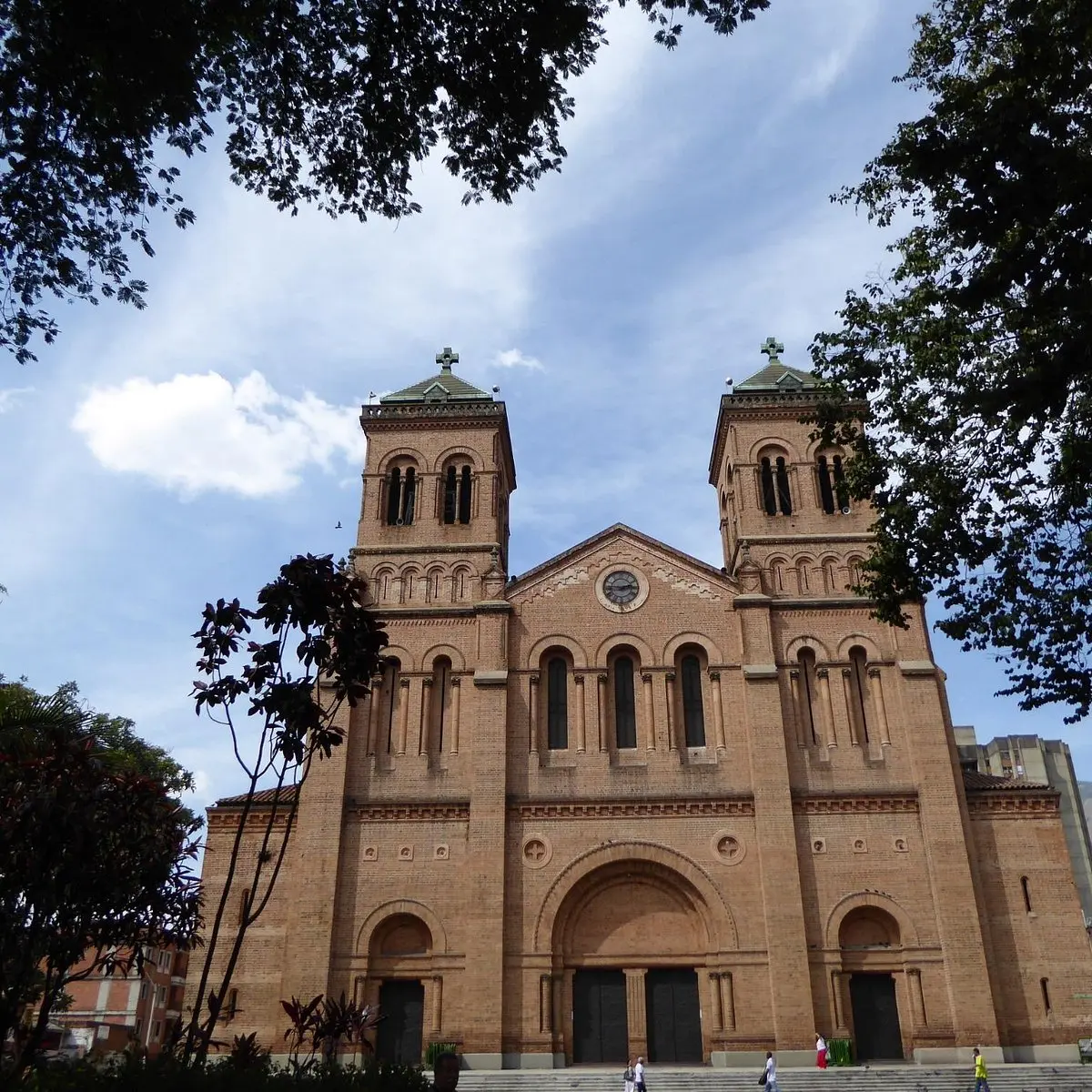 Catedral Metropolitana de Medellín: Guía Turística Completa - Cuál es la iglesia más grande de Medellín catedral metropolitana de medellín turismo - Cuál es la iglesia más grande de Medellín