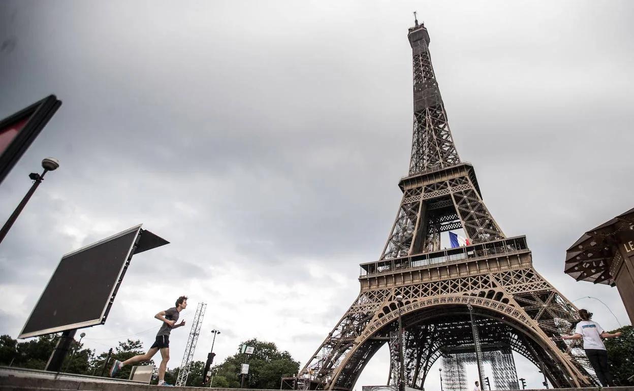 Francia, Torre Eiffel, Turismo y Pintura: Una Historia en Colores - Cuándo pintan la Torre Eiffel francia torre eiffel turismo pintura - Cuándo pintan la Torre Eiffel