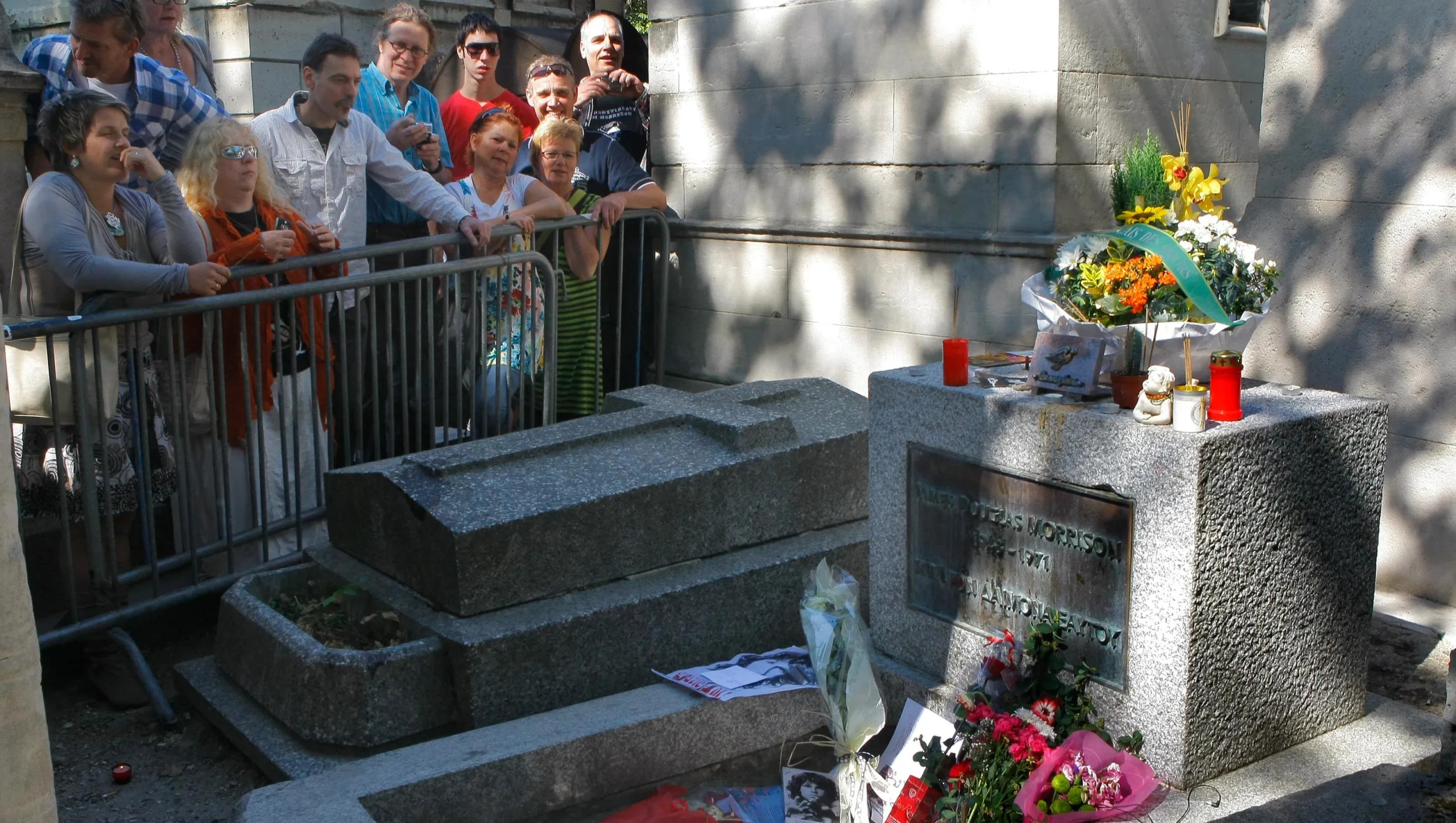 turismo en la tumba de jim morrison - Cuántas personas visitan la tumba de Jim Morrison