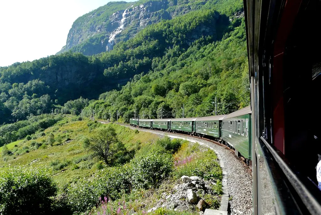 Flåm Turismo: Una Guía Completa para Explorar el Corazón de los Fiordos Noruegos - Cuánto cuesta el tren de Flåm flam turismo - Cuánto cuesta el tren de Flåm