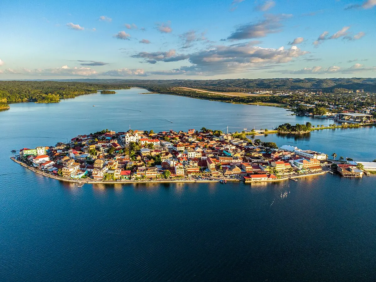 ciudad flores guatemala turismo - Cuántos habitantes hay en la isla de Flores