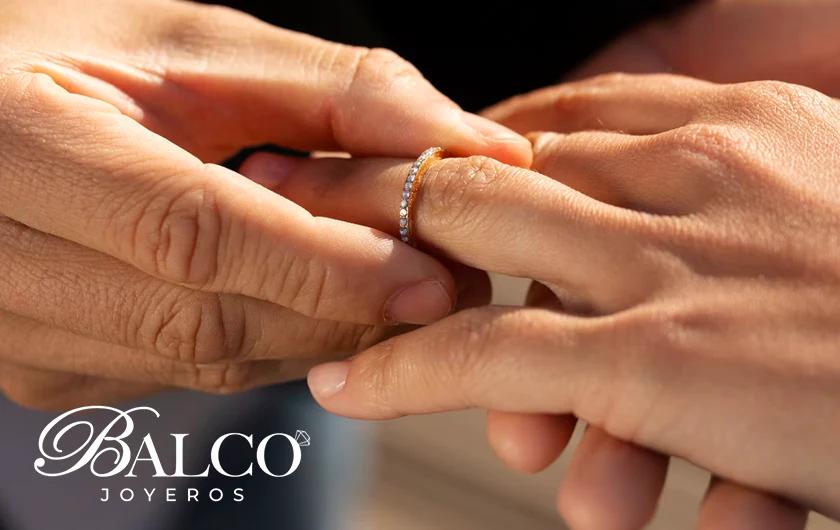 colo de anillo de turismo - De qué color tiene que ser el anillo de promesa