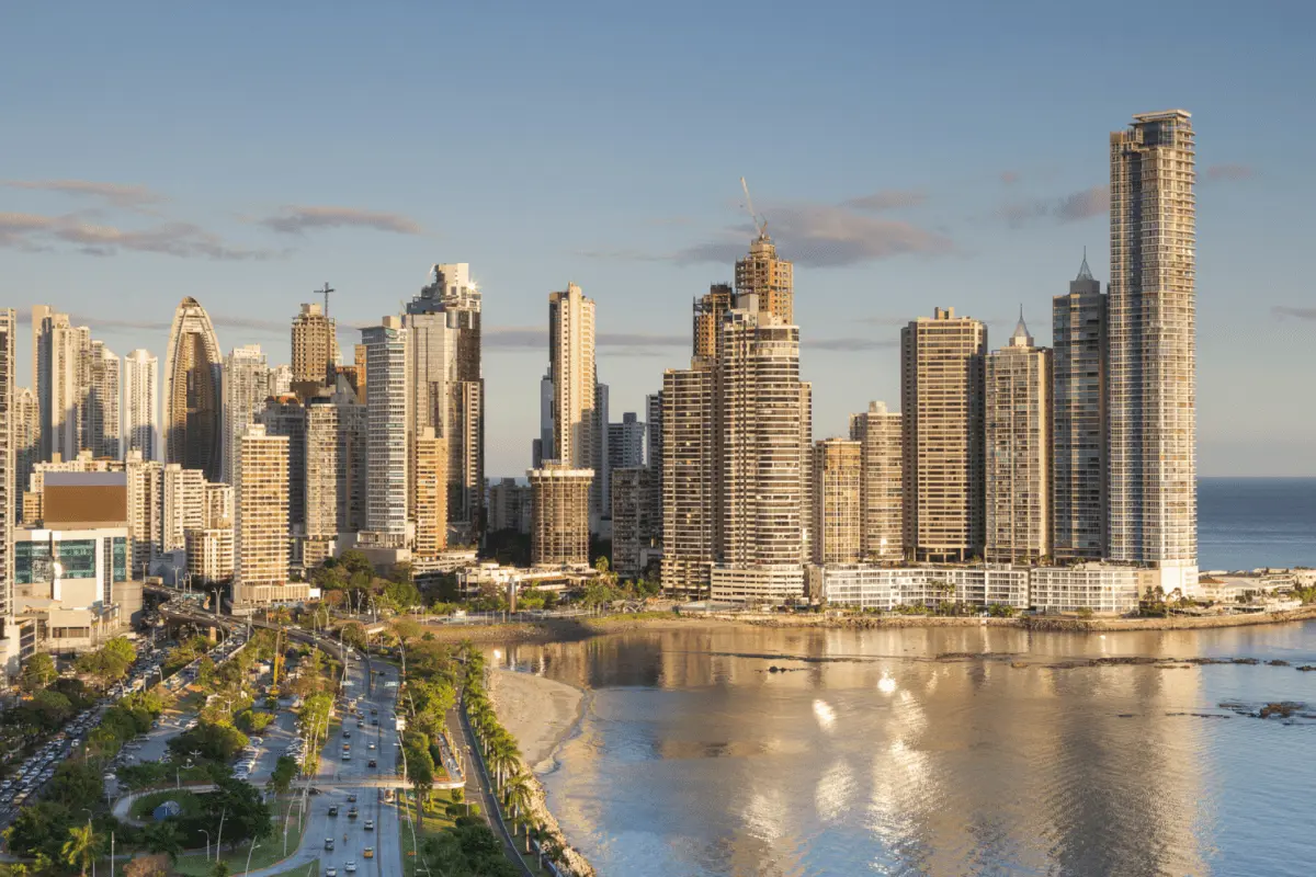 negative things of turism in panama - How does tourism affect the economy in Panama