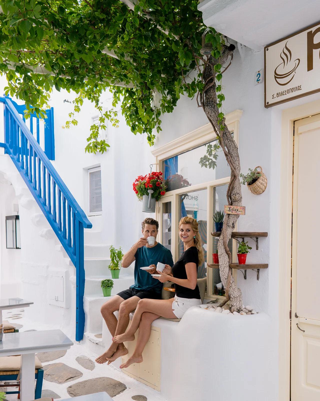 <b>La Guía Definitiva para Turistas en Mykonos: Cuándo Visitar, Qué Hacer y Cómo Ahorrar</b> - Is it better to go to Santorini or Mykonos mykonos turismo.com - Is it better to go to Santorini or Mykonos