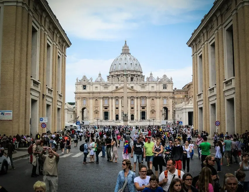 Turismo Histórico-Religioso: Una Mirada al Crecimiento del Viaje Espiritual - Por qué a la gente le gusta visitar lugares que son especiales para su religión turismo historio religioso - Por qué a la gente le gusta visitar lugares que son especiales para su religión
