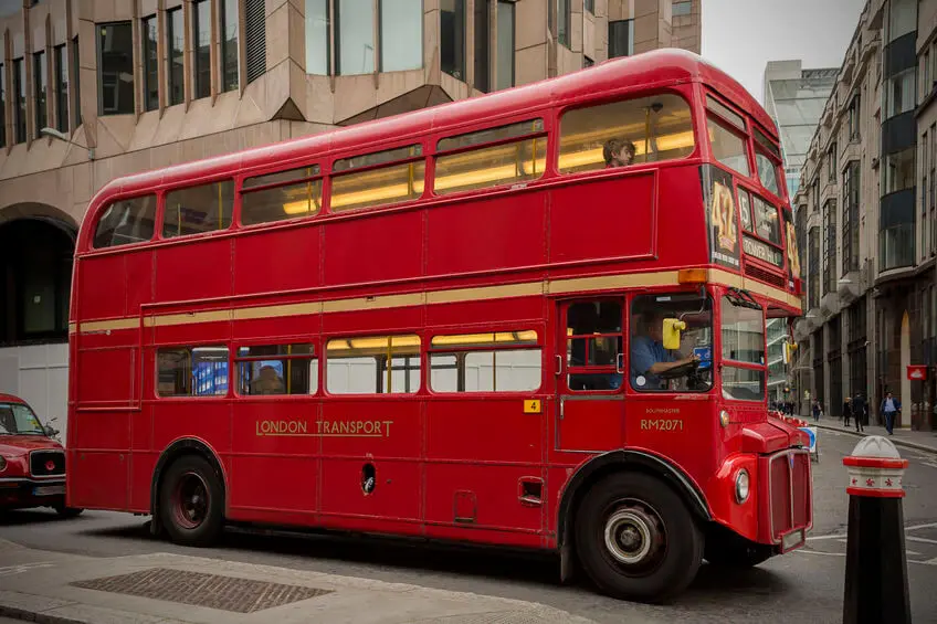 Autobuses de Turismo en el Reino Unido: Una Aventura Animada - Qué caracteriza a los autobuses de Londres buses de turismo en united kingdom animado - Qué caracteriza a los autobuses de Londres