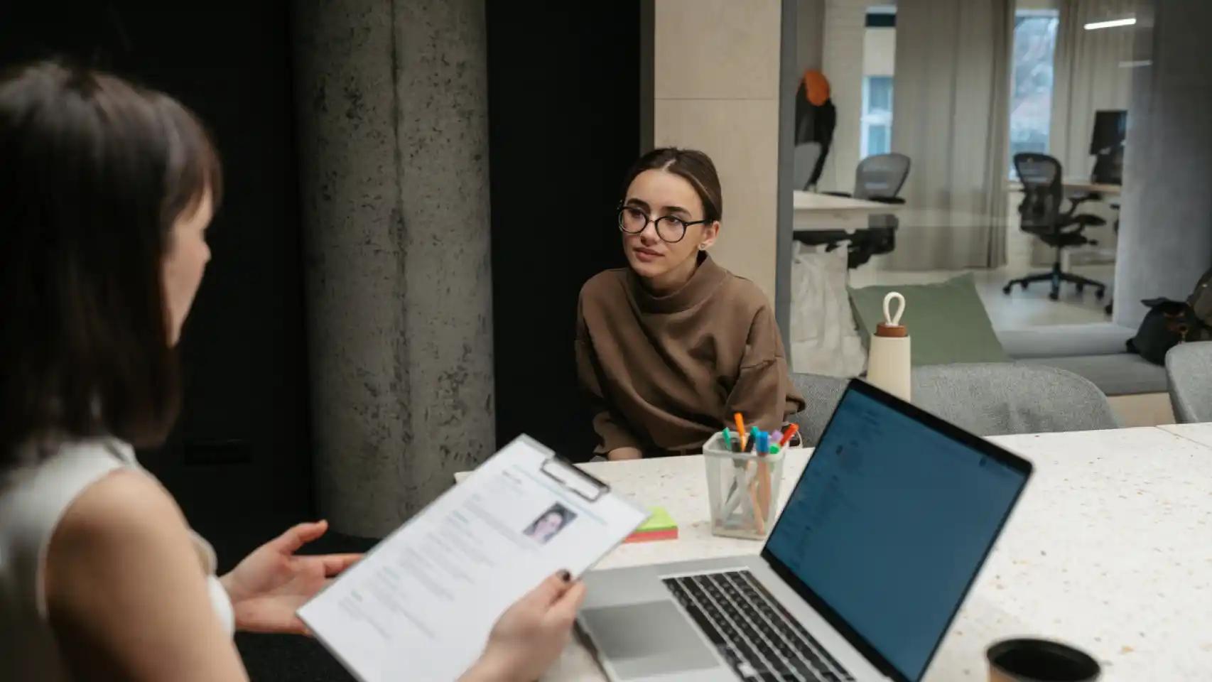 Cómo Vestirse para una Entrevista de Trabajo en Servicios de Turismo - Qué colores no llevar a una entrevista de trabajo como vestirse para emtrevista de trabajo de servicios de turismo - Qué colores no llevar a una entrevista de trabajo