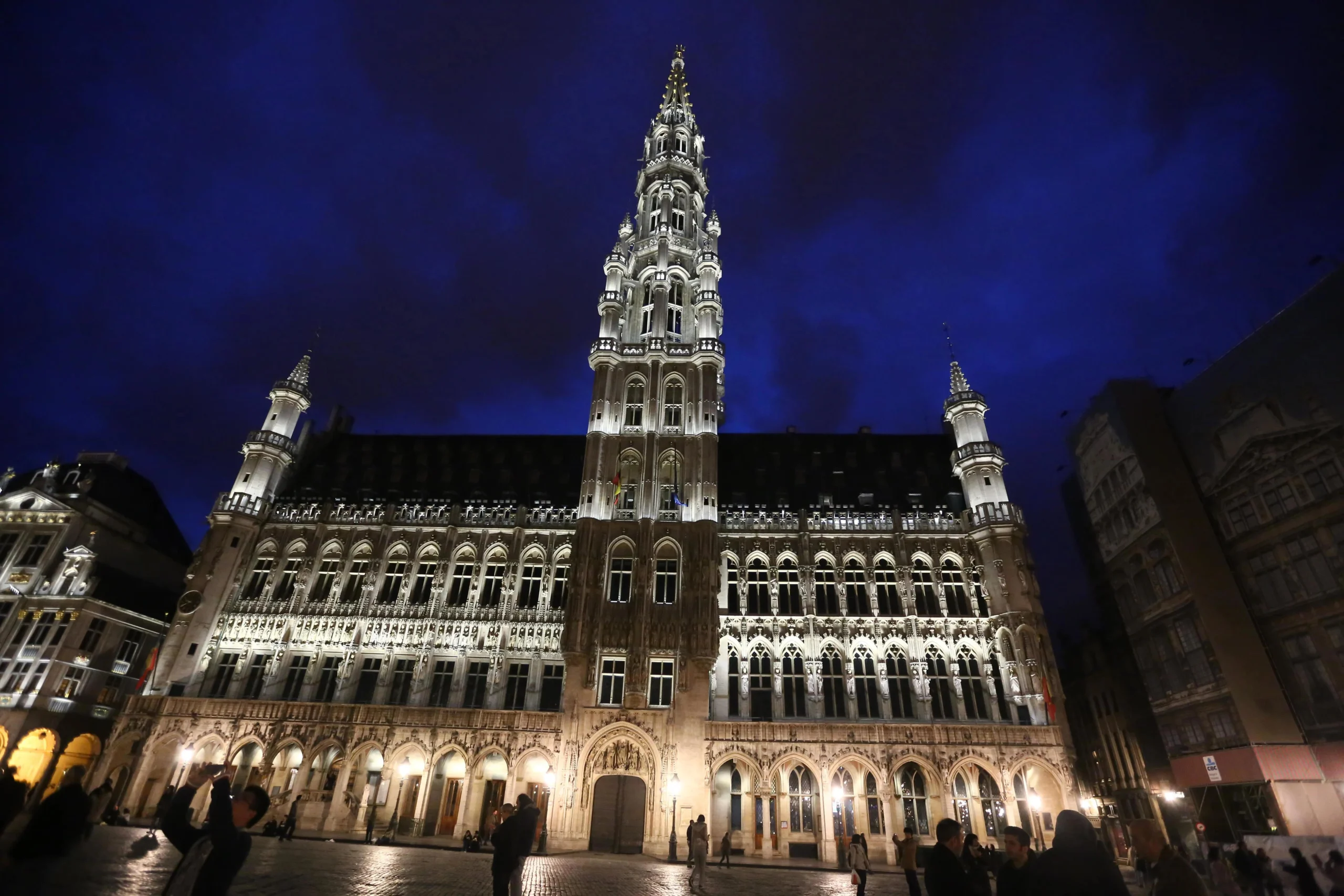 oficina de turismo grand place bruselas - Qué edificios hay en la Grand Place