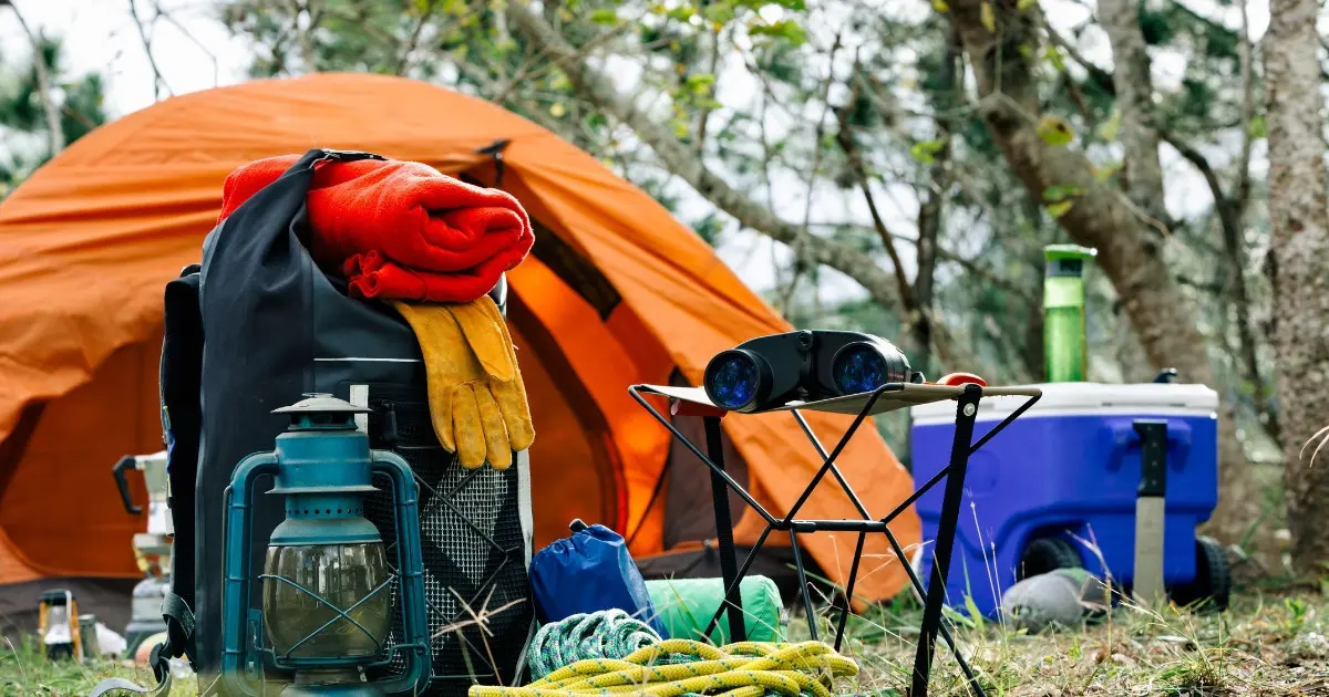 accesorios de acampar guia turismo comida - Qué elementos básicos se necesitan para acampar