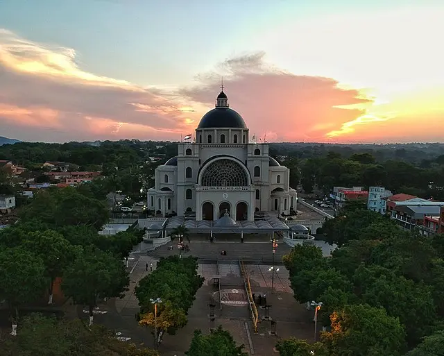 <b>Basílica de Caacupé:</b> Turismo, Historia y Devoción en Paraguay - Qué milagro hizo la Virgen de Caacupé basilica de caacupe turismo - Qué milagro hizo la Virgen de Caacupé