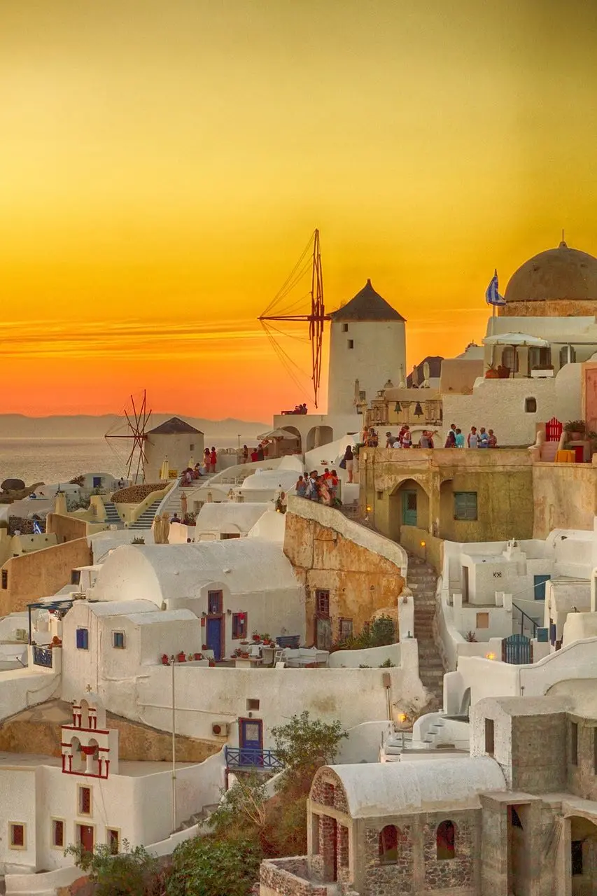 santorini turismo masivo - Qué tipo de turismo se hace en Santorini